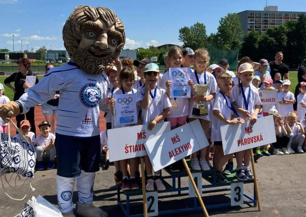 víťazi letnej športovej olympiády s hokejovým maskotom Corgim