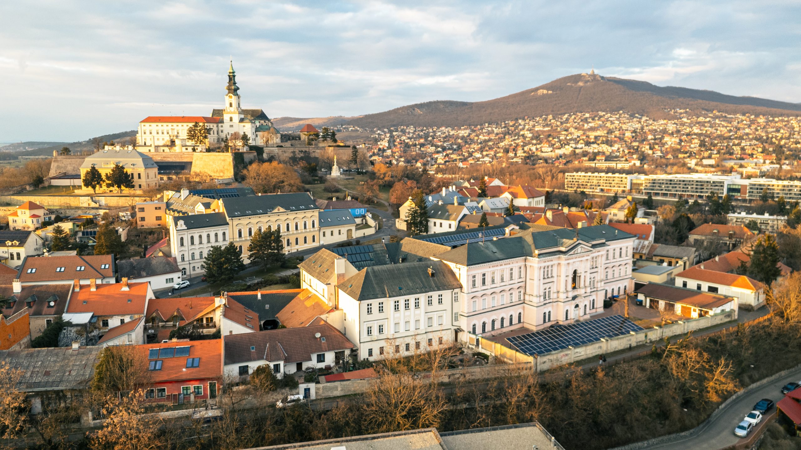 Nitra mesto pohľad zhora dronový záber hrad