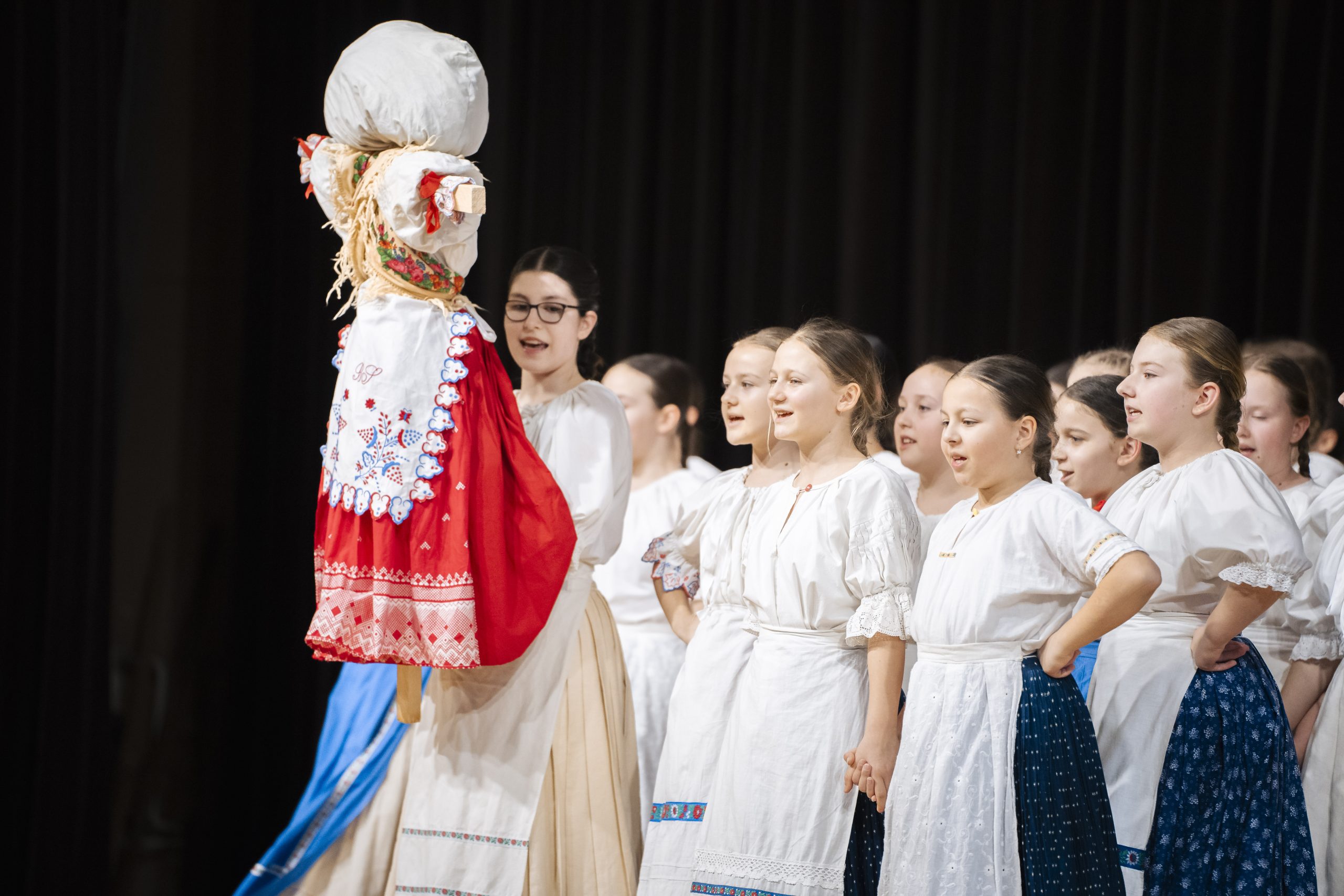 deti z folklórneho súboru držia morenu a spievajú