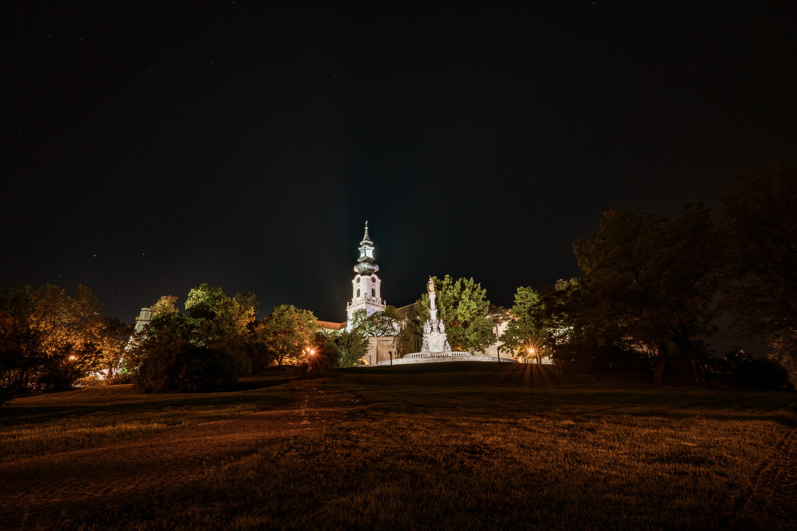 Nitriansky hrad osvietený počas noci.