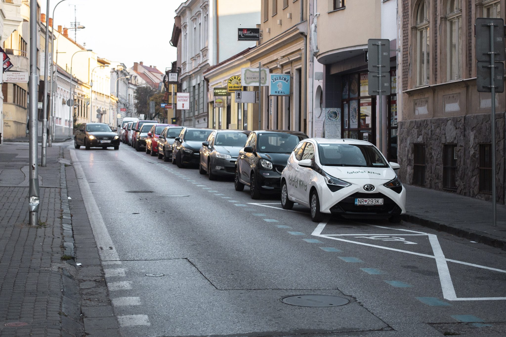 zaparkované autá na ulici