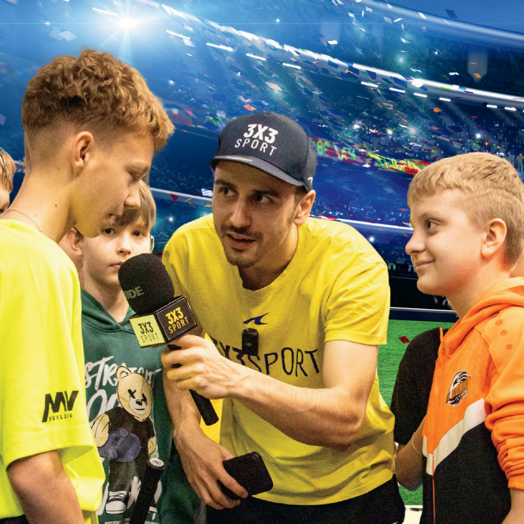 Fotografia zo športového podujatia 3X3 SPORT. Moderátor oslovujúci účastníkov
