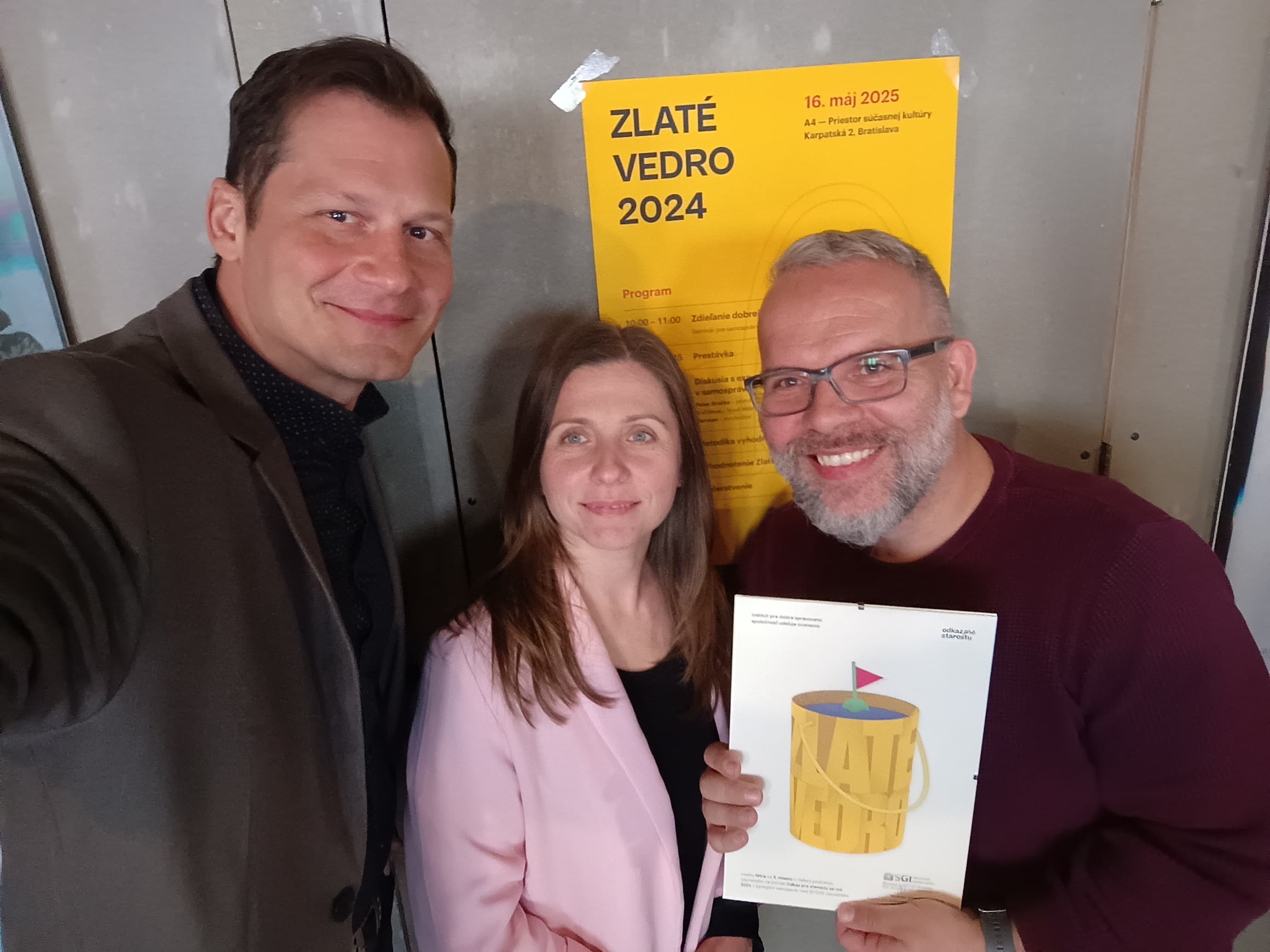Juraj Ondráš Katarína Kretterová a Štefan Lančarič sa usmievajú s dekrétom, ktorým ocenili Nitru za prácu s Odkazom pre starostu