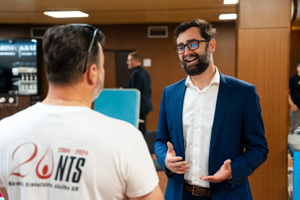 primátor Marek Hattas sa usmieva počas rozhovoru so zdravotníkom z transfúznej služby