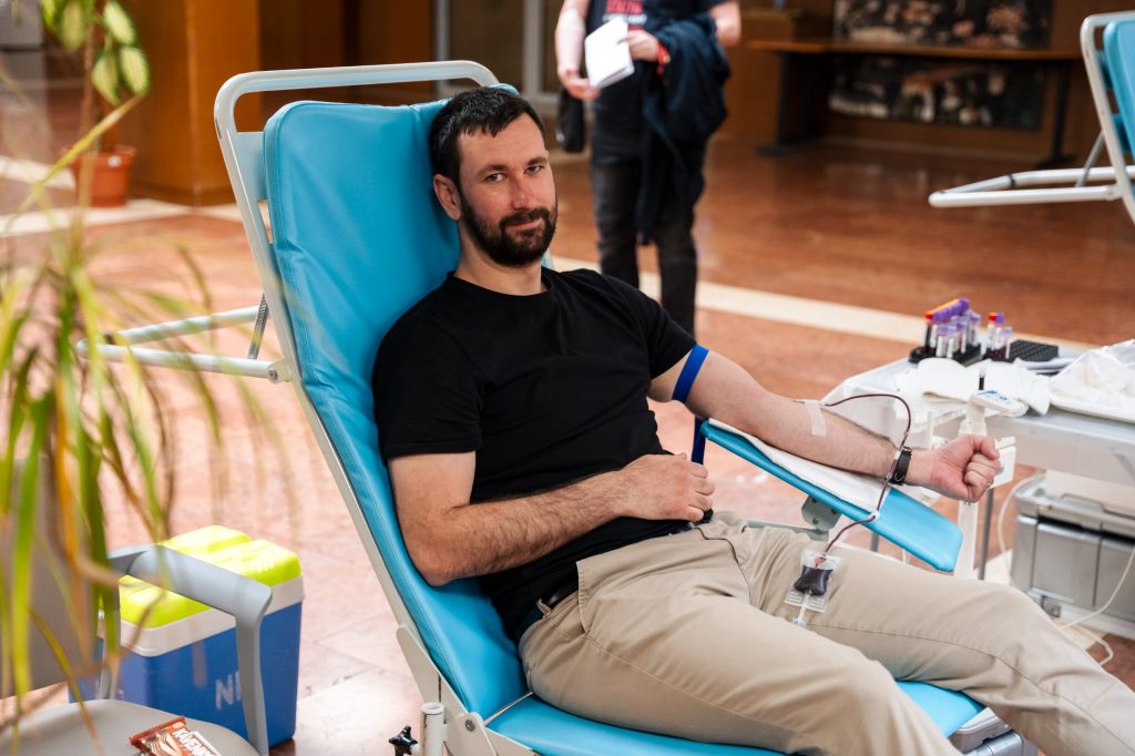 viceprimátor Peter Mezei sedí na kresle a čaká, kým sa naplní vrecko s jeho krvou, ktorú dnes daroval sedemnásty raz