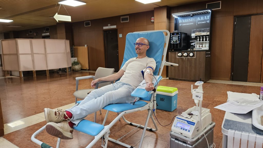Milan Bartoš sedí na kresle, zatiaľ či mu odteká cez hadičku krv počas Primátorskej kvapky krvi