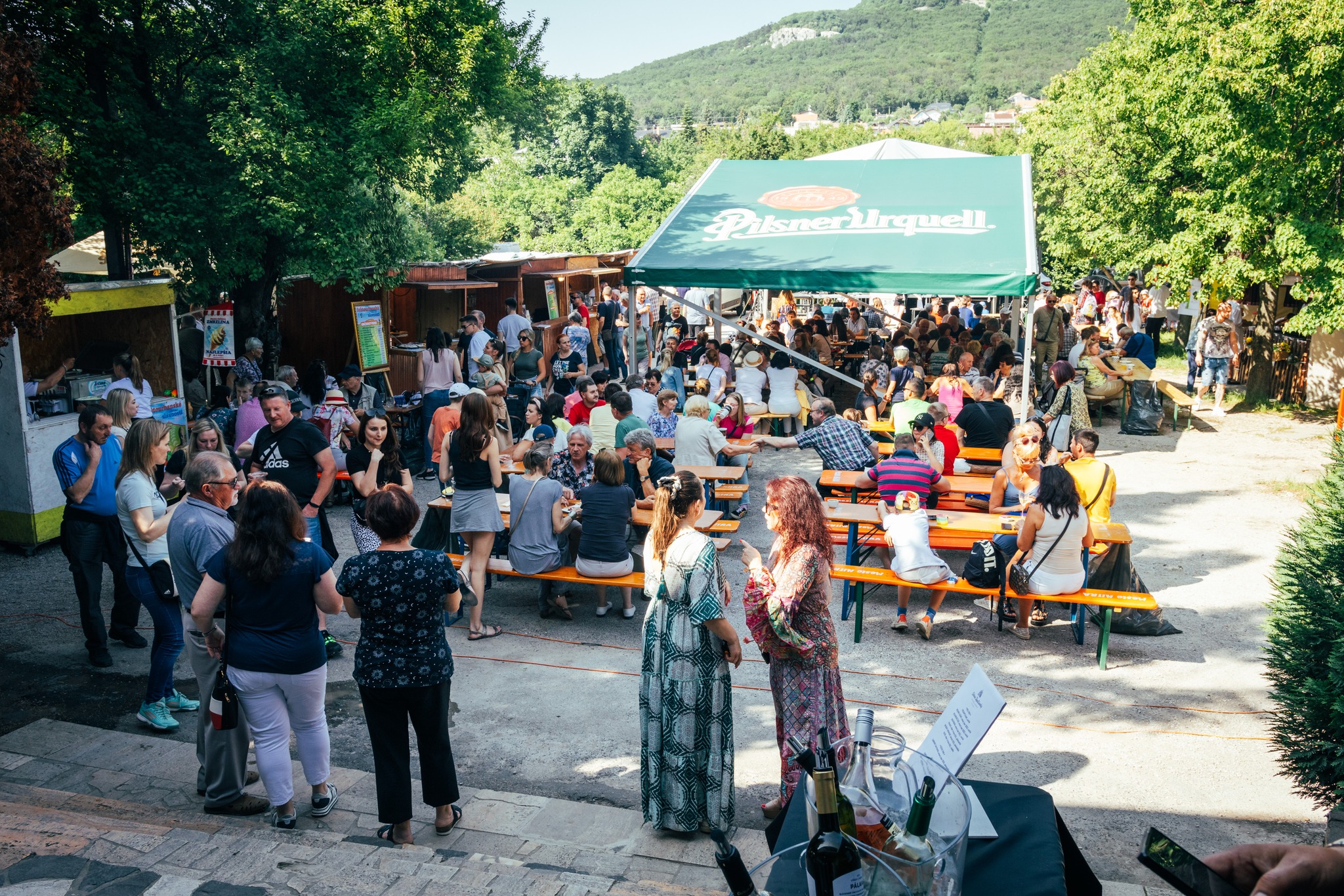 ľudia na priestranstve pri stánkoch s občerstvením
