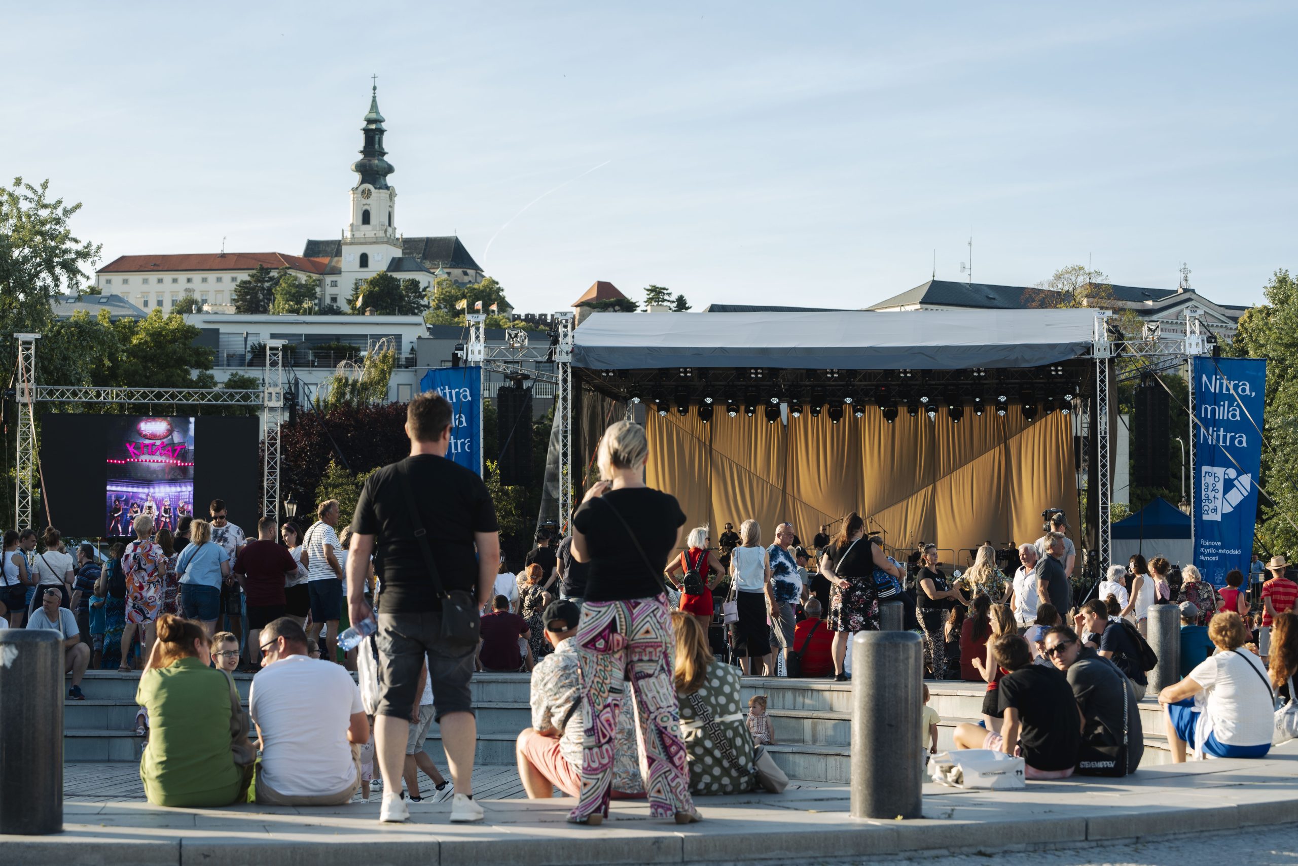 pohľad na pódium na Svätoplukovom námestí