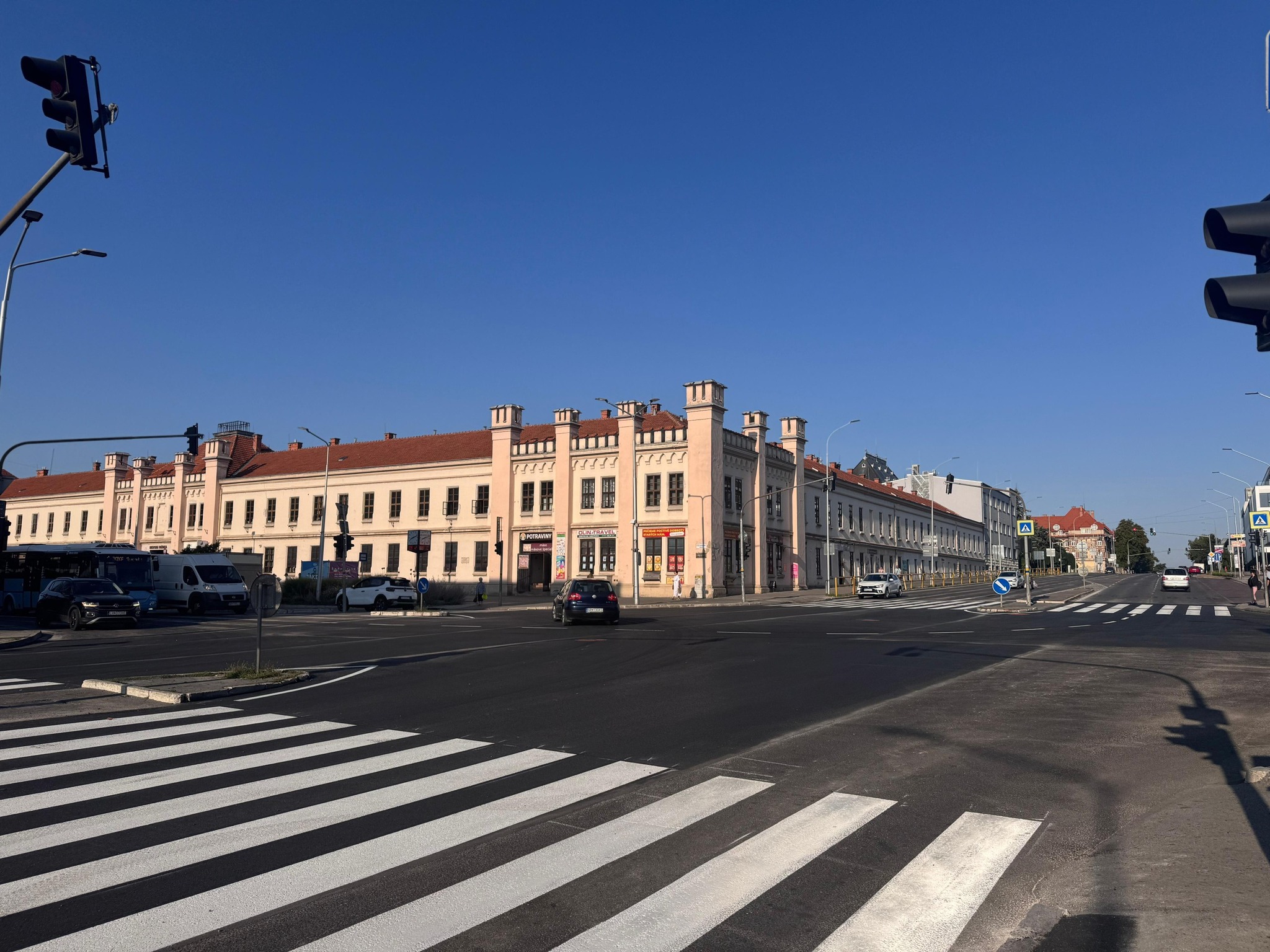 pohľad na opravenú križovatku v centre Nitry diagonálne v smere na mestskú tržnicu