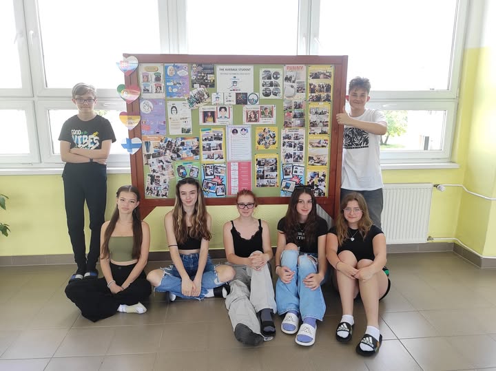 žiaci z Benkovej, ktorý stoja pri nástenke s výstupmi projektu