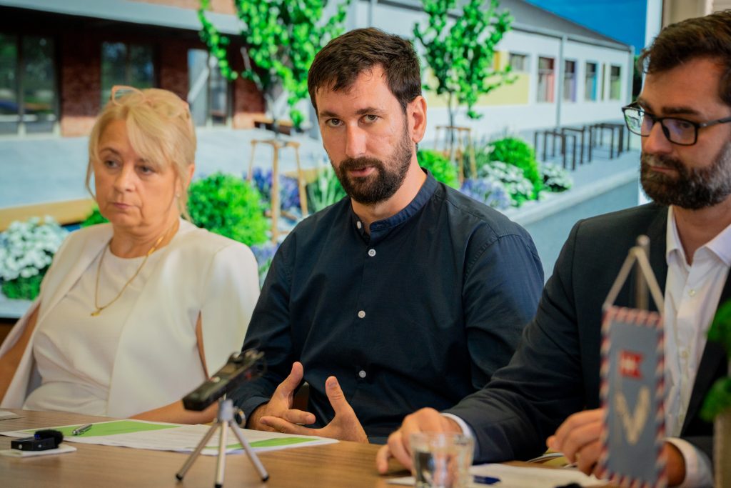 Viceprimátor Mezei prezentujúci vstup na tlačovej konferencii, na fotke p. Orságová a primátor Hattas.