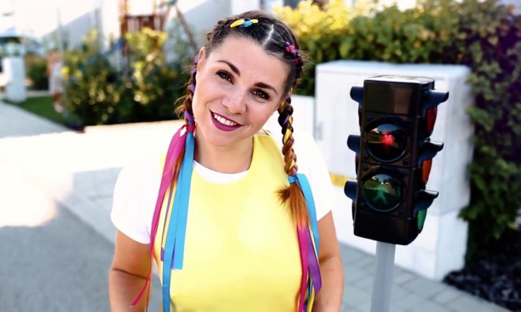 žena s dvomi vrkočmi oblečená vo veselých farbách