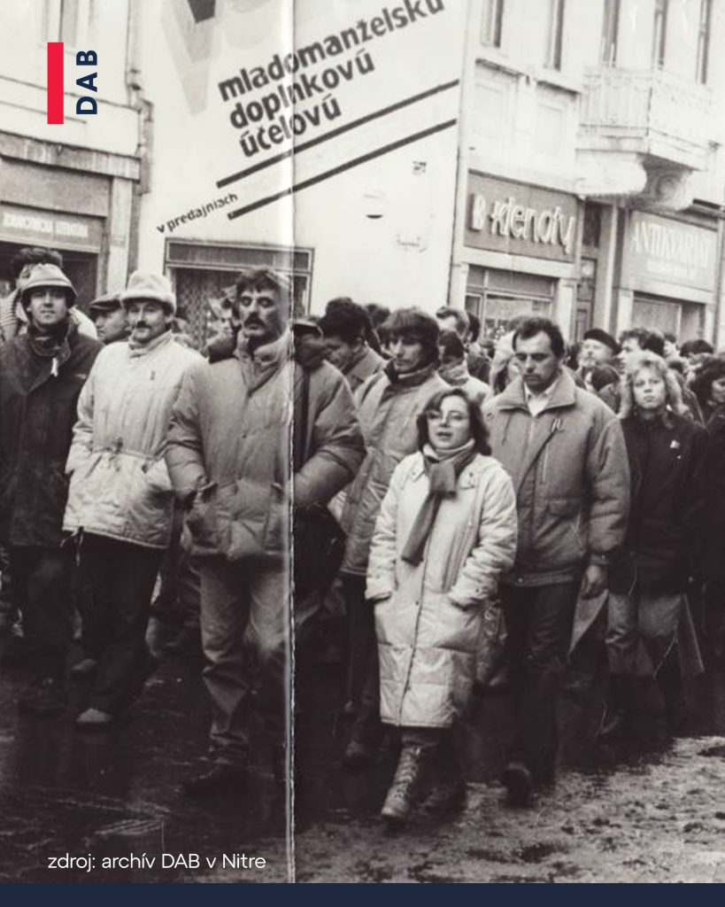 nežná revolúcia ľudia na pešej zóne