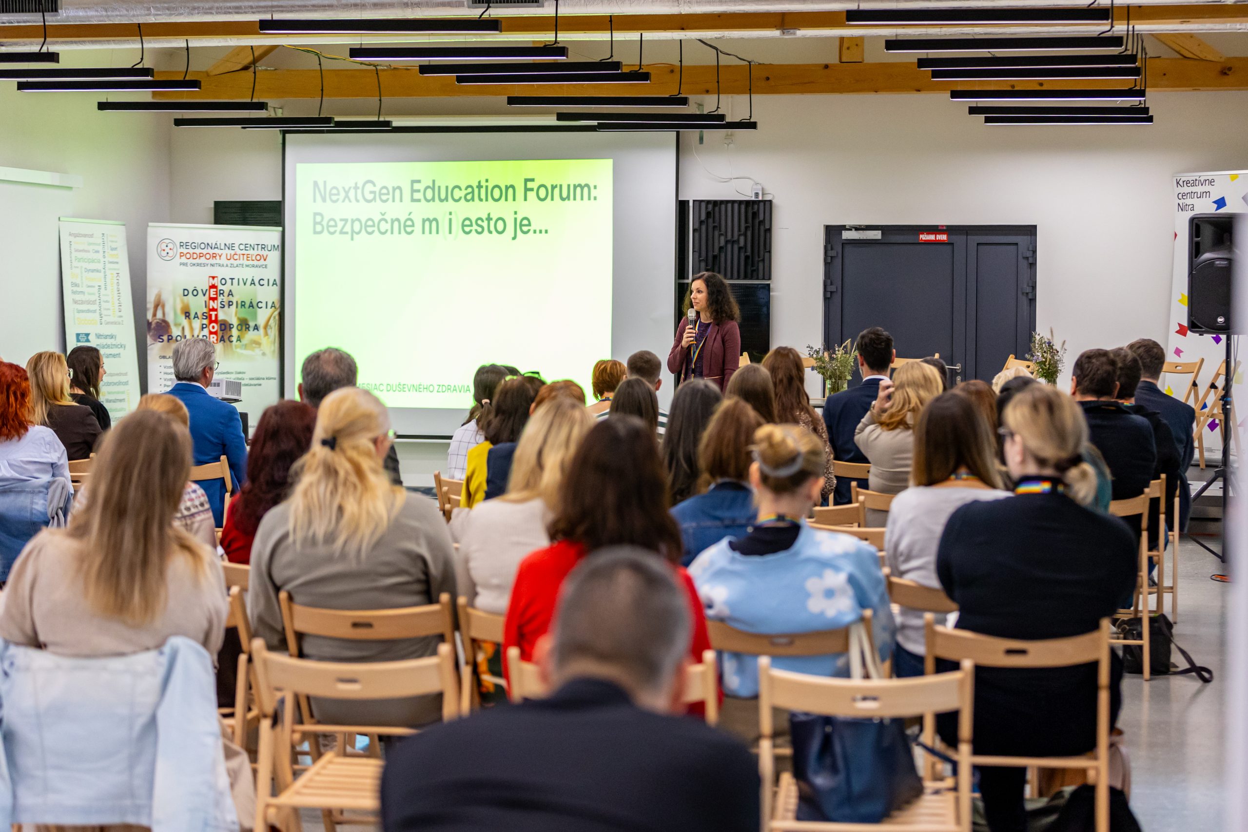 ľudia sediaci na konferencii