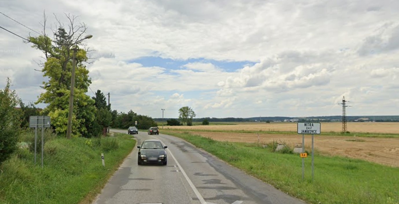 cesta smerom na Janíkovce a na nej značka, ktorá vyznačuje ich začiatok