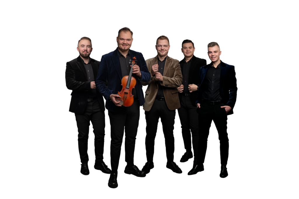 Päť mladých hudobníkov v tmavých elegantných oblekoch stojí vedľa seba pred čiernym pozadím, pričom jeden z nich drží husle.
