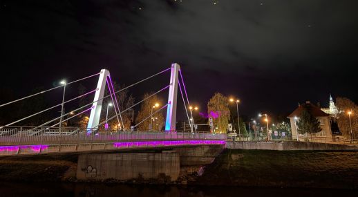 Chrenovský most počas noci nasvietený na purpurovo