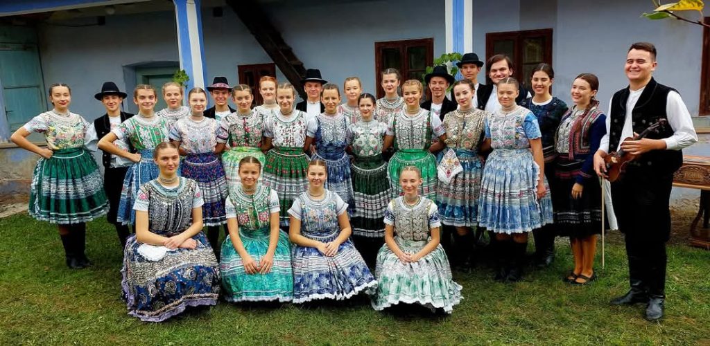 členovia folklórneho súboru