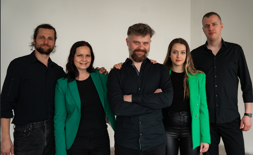 kapela dve ženy traja muži