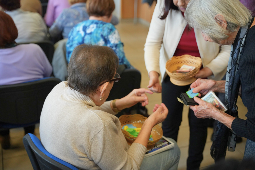 seniorky si kupujú tombolu