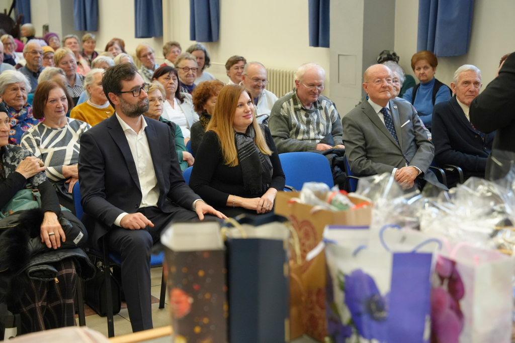 primátor, poslankyňa a predseda klubu, seniori v pozadí