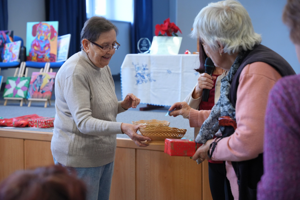 seniorky pri odovzdávaní tomboly