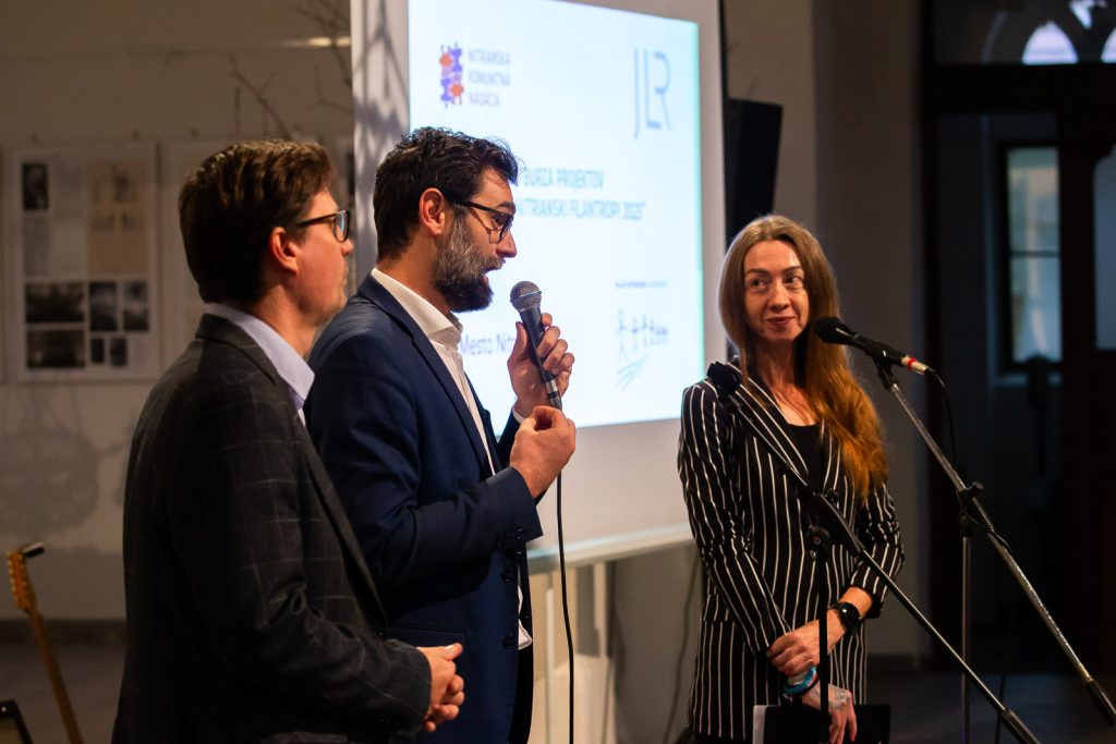 Fotografia z galavečera Mladí nitrianski filantropi, kde bolo predstavených 13 projektov. Na fotografii primátor Marek Hattas, viceprimátor Milovslav Špoták a moderátorka pri úvodnom príhovore.