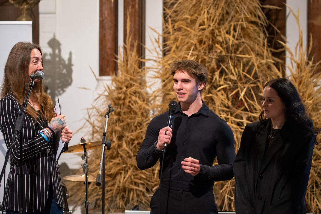 Fotografia z galavečera Mladí nitrianski filantropi, kde bolo predstavených 13 projektov. Na fotografii účastníci predstavujúci svoj projekt.