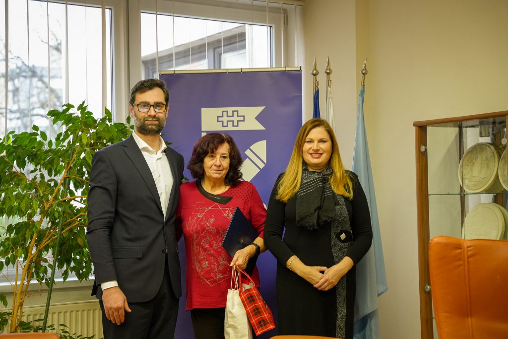 primátor, seniorka a poslankyňa po odovzdaní ocenenia