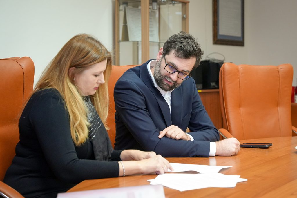 žena a muž pozerajú do papiera