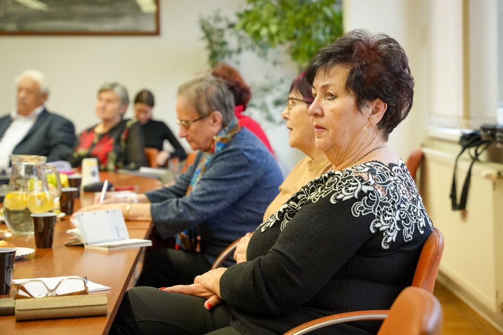 seniori na zasadnutí