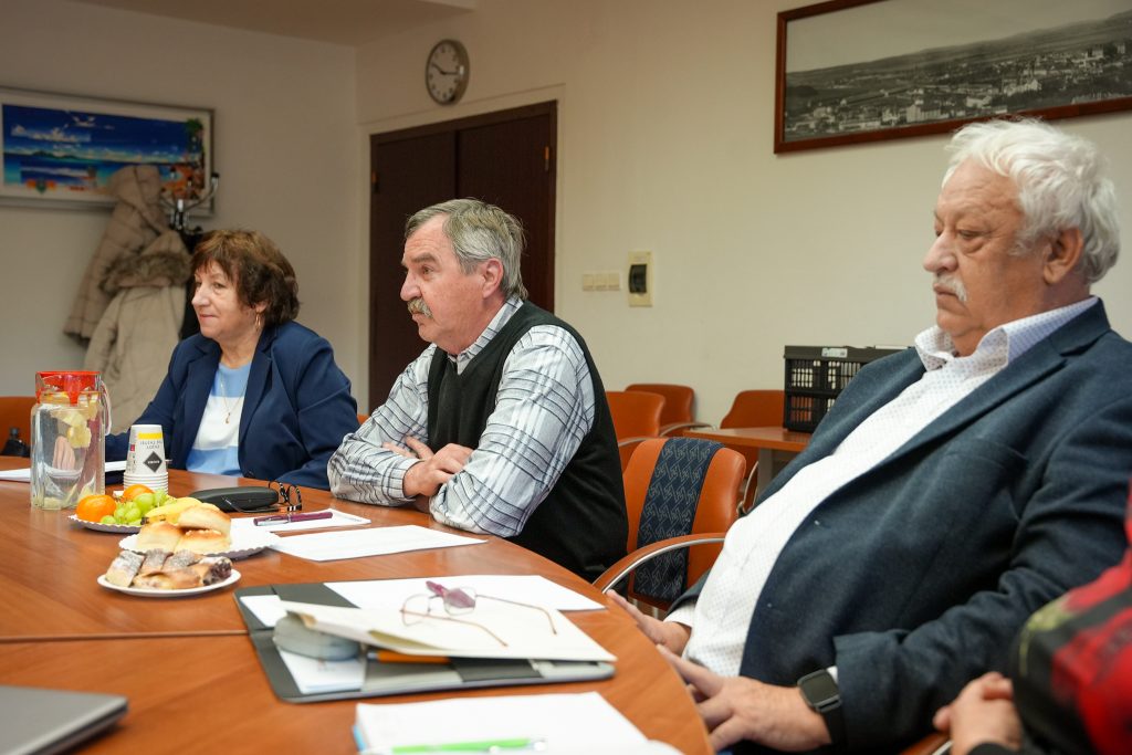 dvaja seniorky a jedna seniorka sedia na zasadnutí