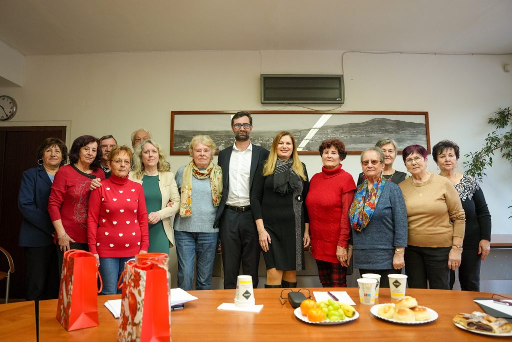 spoločná fotografia seniorov a senioriek s primátorom a poslankyňou