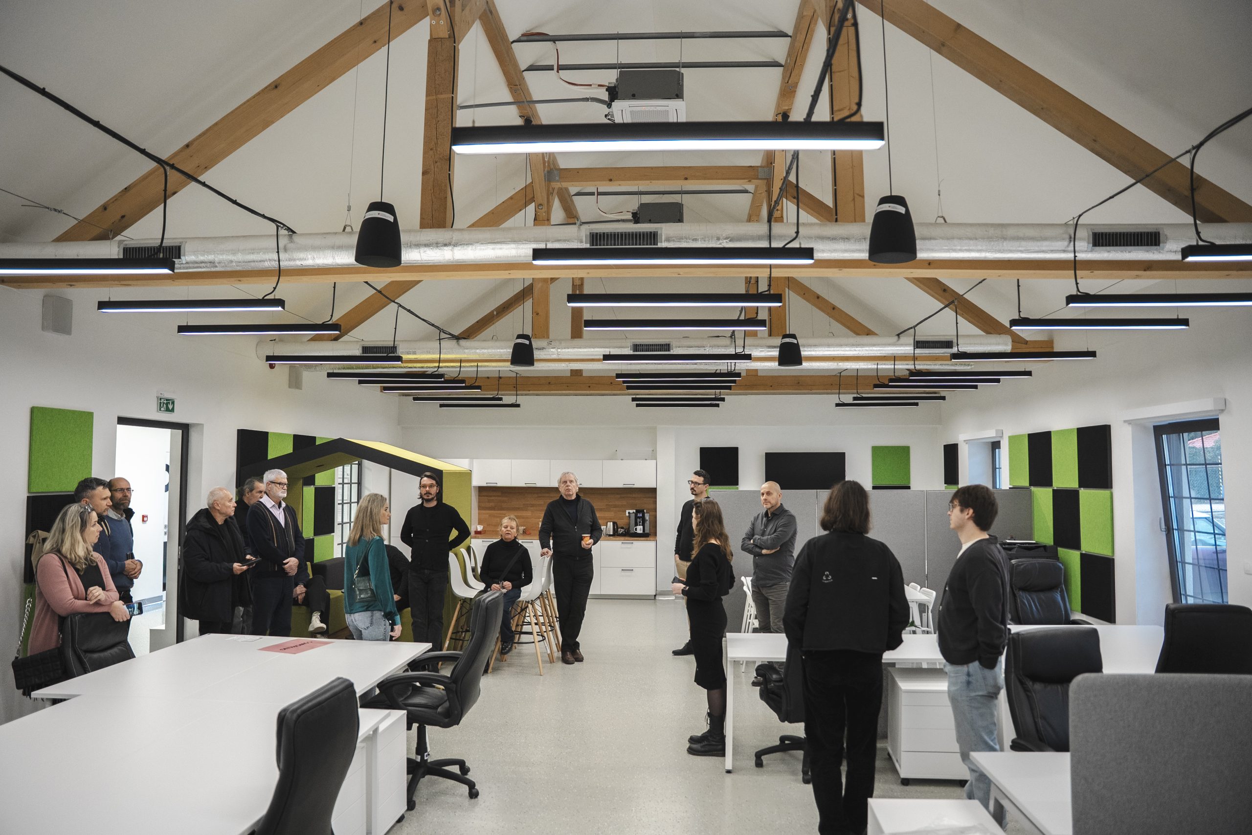 ľudia na prehliadke priestorov