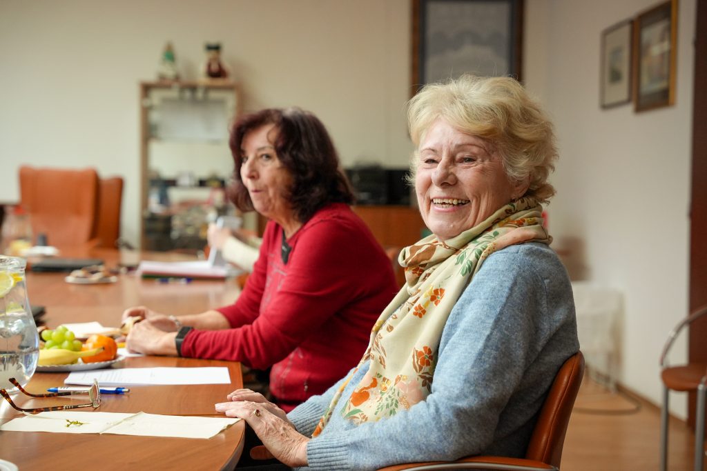 dve usmiate seniorky