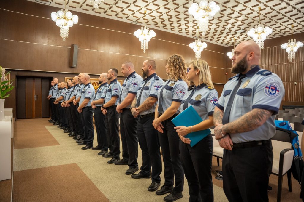 vymenovanie nových policajtov v obradnej sieni