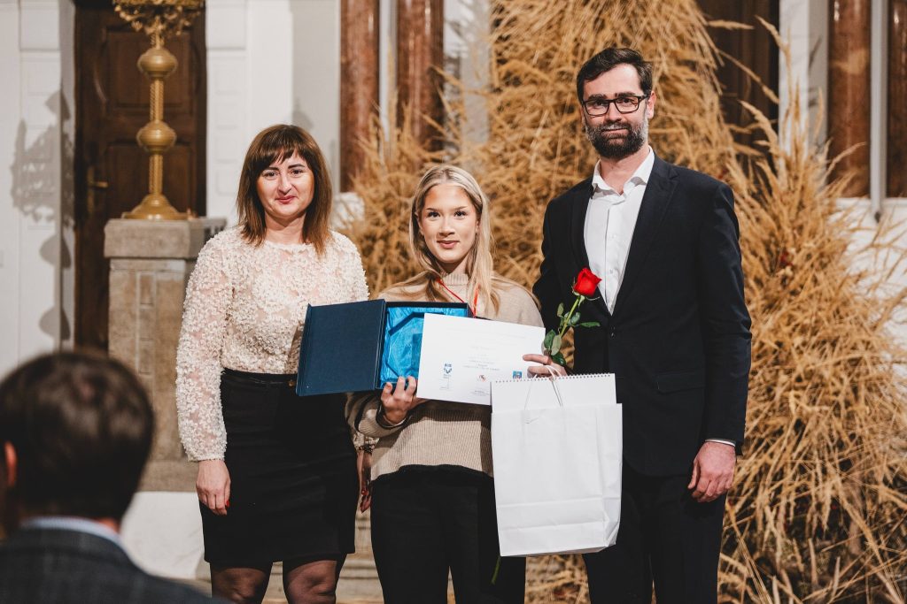 primátor odovzdáva ocenenie dvom dobrovoľníčkam