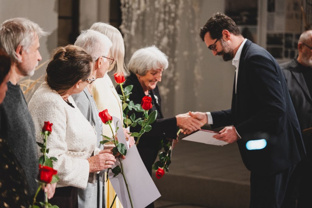 primátor odovzdáva ocenenie piatim seniorom