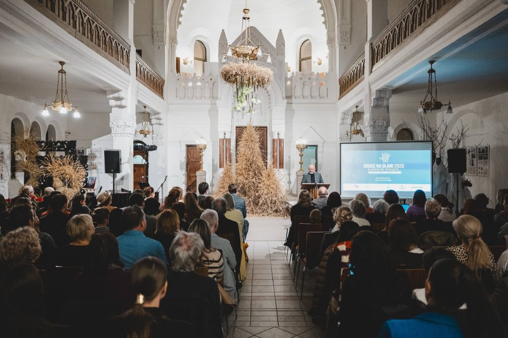 pohľad zozadu na účastníkov odovzdávania cien v synagóge