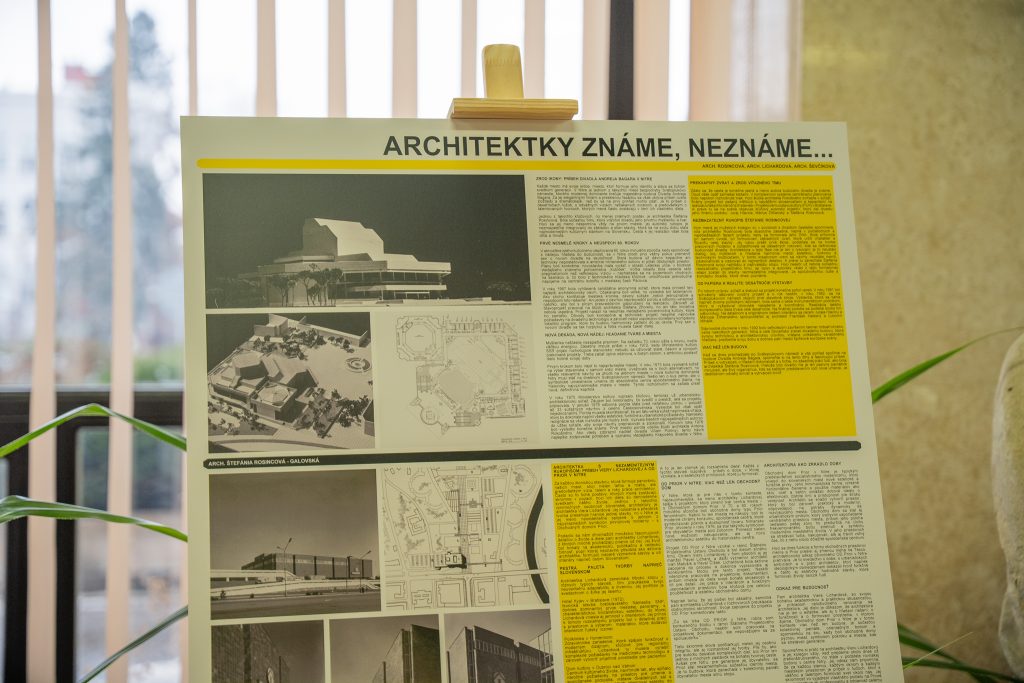 Fotografia z priestorov mestského úradu, kde je inštalovaná výstava Ženy v nitrianskej architektúre