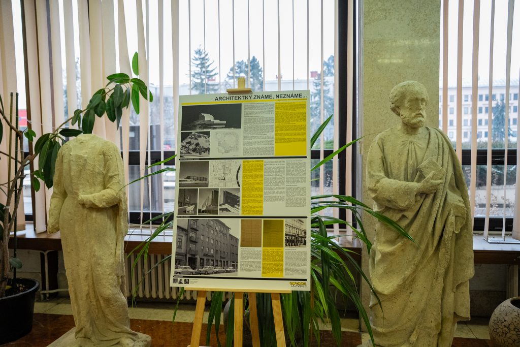 Fotografia z priestorov mestského úradu, kde je inštalovaná výstava Ženy v nitrianskej architektúre