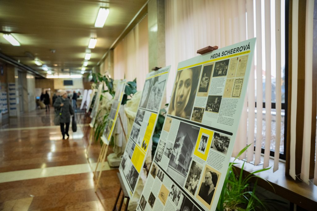 Fotografia z priestorov mestského úradu, kde je inštalovaná výstava Ženy v nitrianskej architektúre