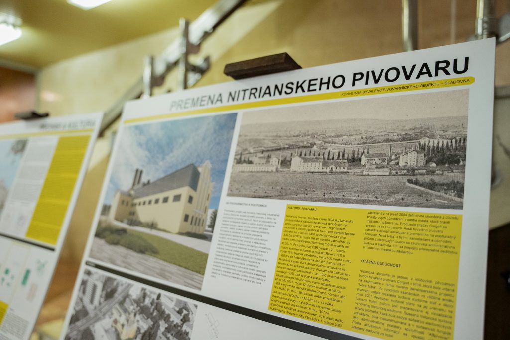 Fotografia z priestorov mestského úradu, kde je inštalovaná výstava Ženy v nitrianskej architektúre
