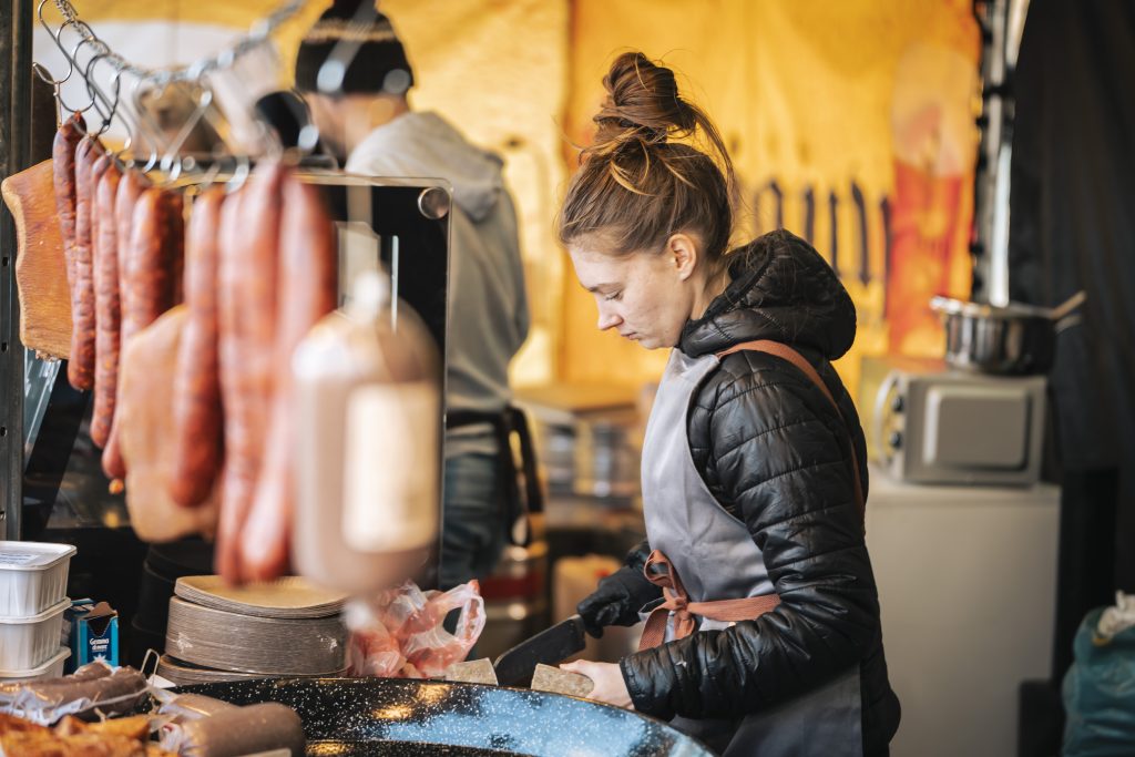 predajkyňa v stánku s klobásami