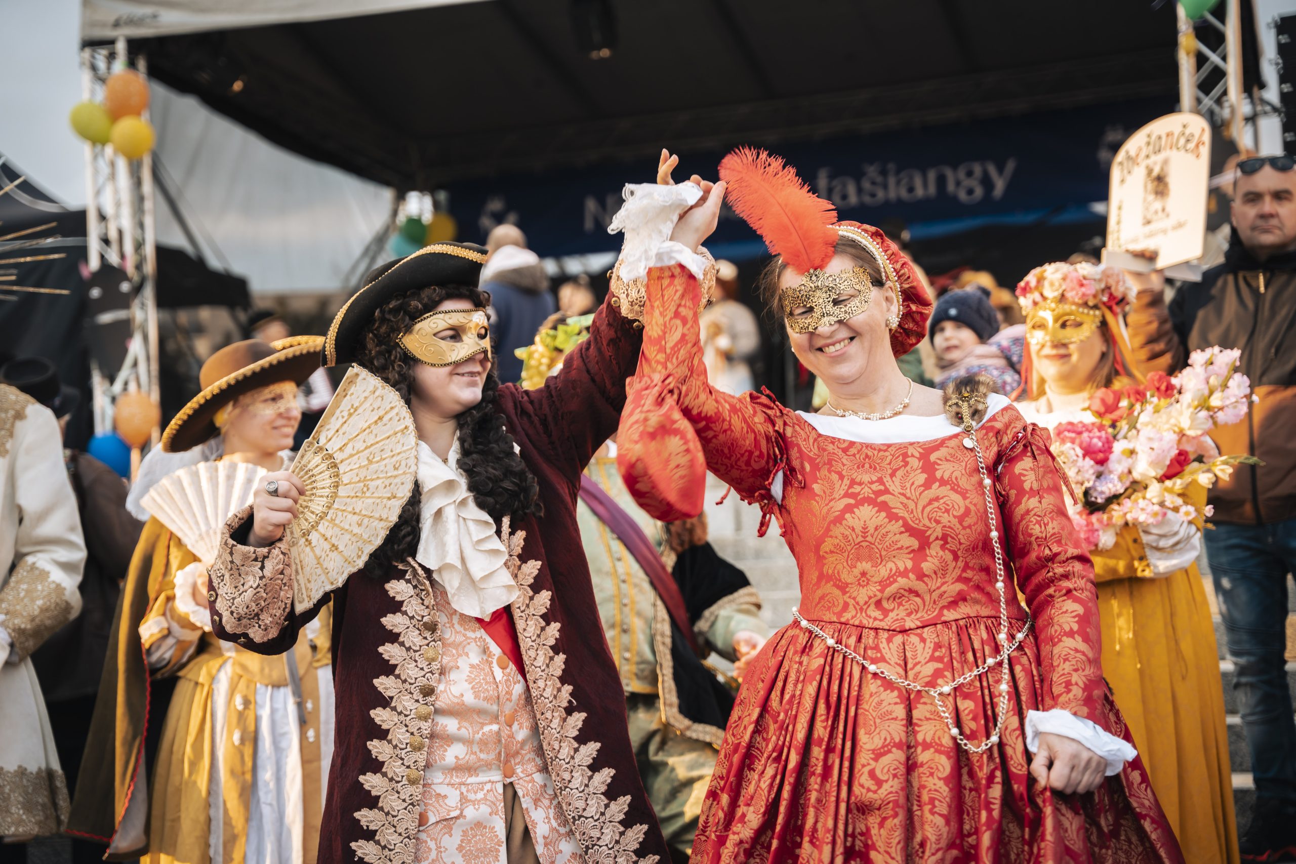 muž a žena v historických kostýmoch