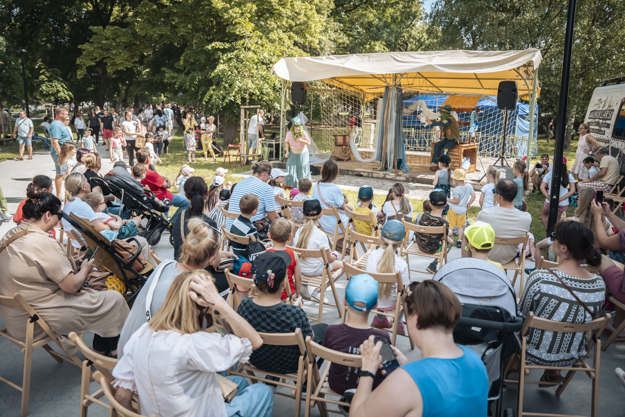 deti v parku pozerajú predstavenie
