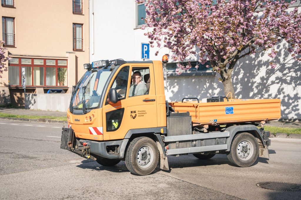 Pracovníci SMS v aute na ulici Fraňa Mojtu