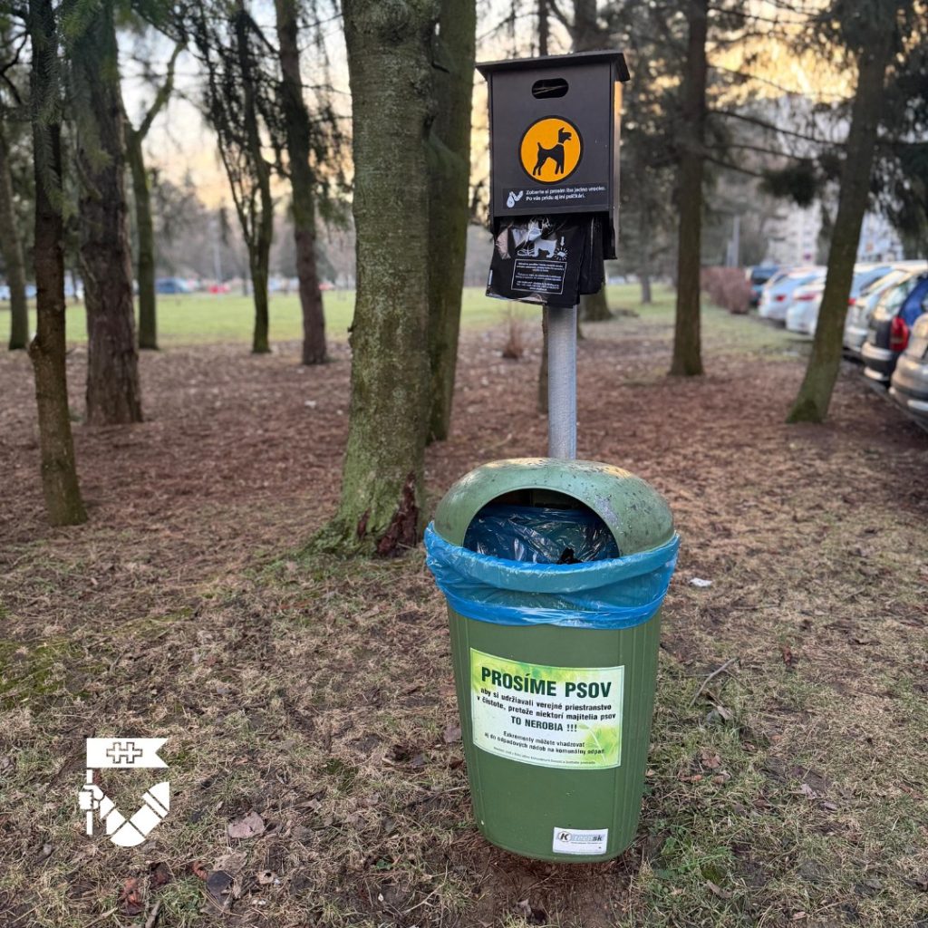 pohľad na odpadovú nádobu na psie exkrementy
