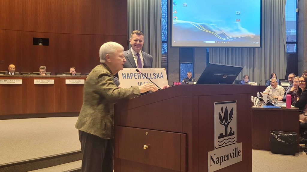 seniorka a pán pri rečníckom pulte