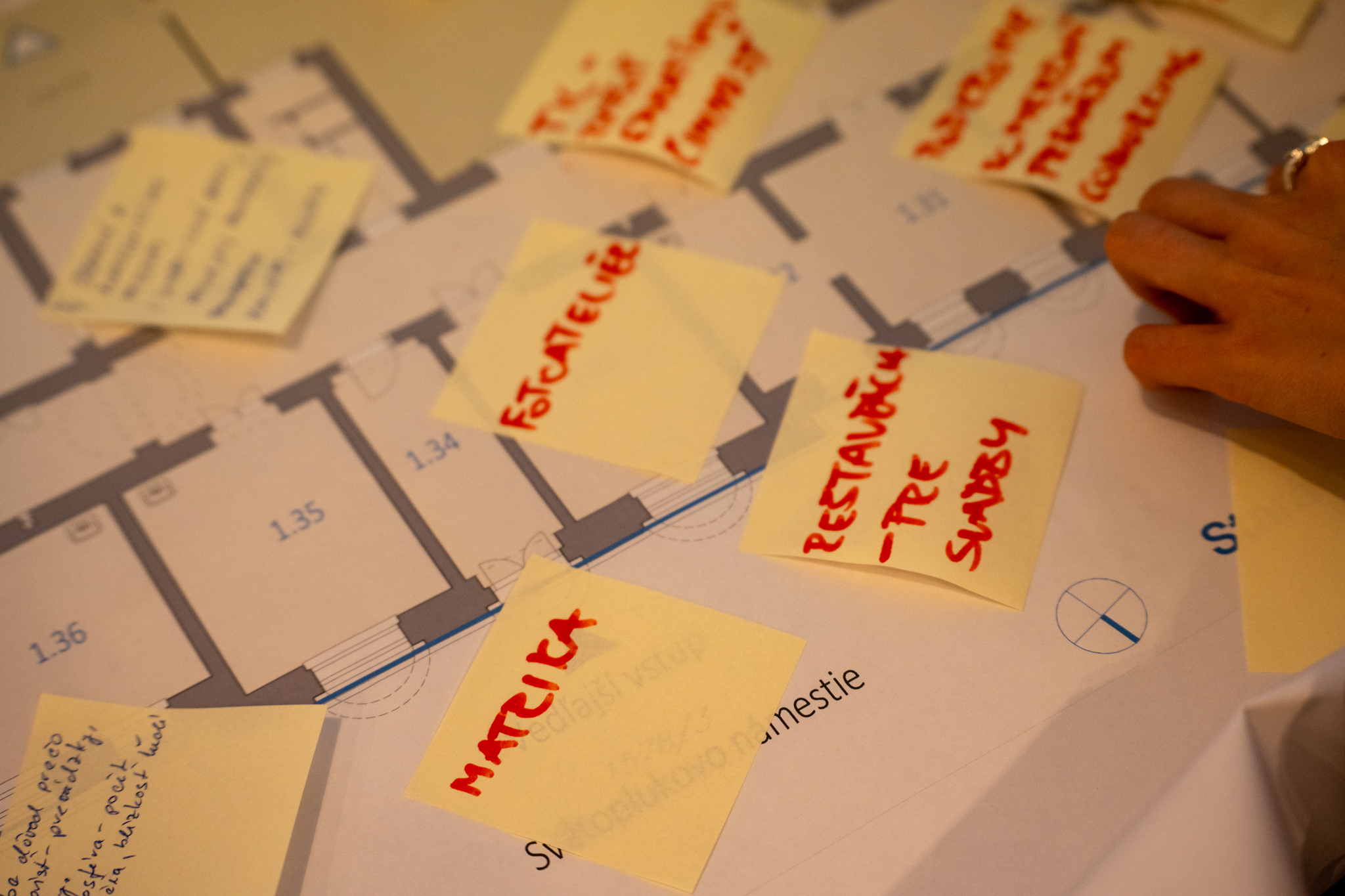 poznámkové bloky s poznámkami